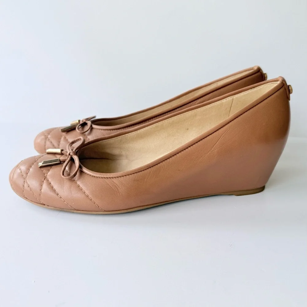 Stuart Weitzman Quilty Wedge in Camel / Tan Leather with Rhinestone Detail Bow 8 - Picture 3 of 16